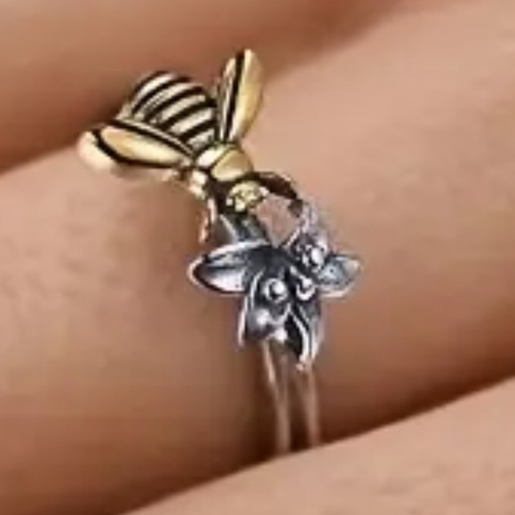 ‼️$7‼️🆕 Vintage Dainty Bee Flower Ring - Picture 4 of 8